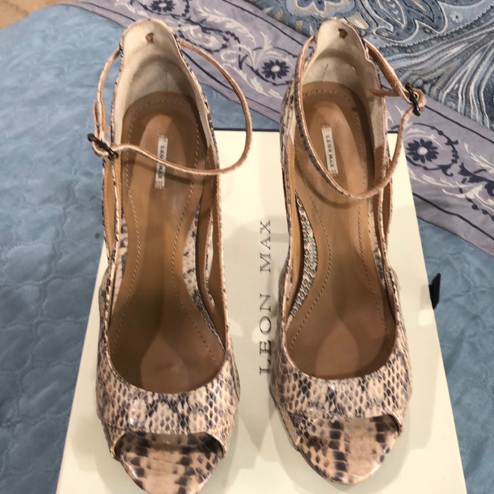 Leon Max Pumps
